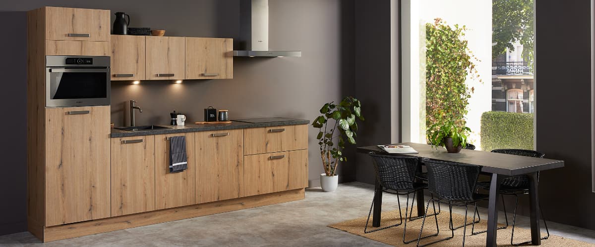 Kleine-rechte-keuken-hout-met-antraciet.jpg